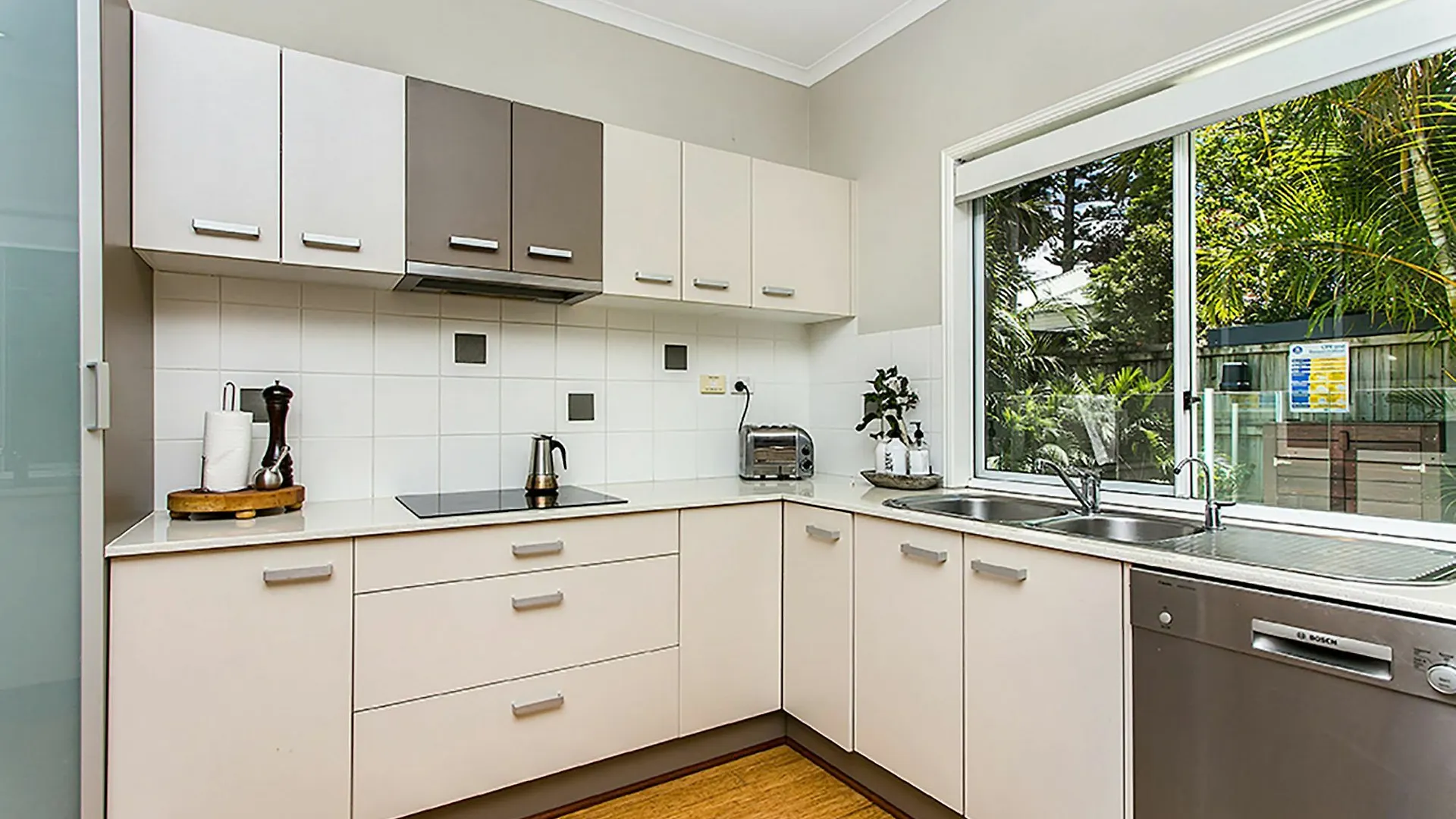 Elua Beach House - Modern Central Home W/ Swim Spa Byron Bay